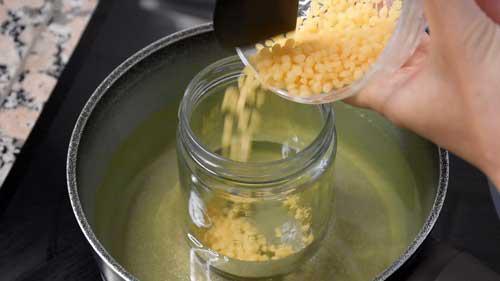 agregar cera de abejas para la crema casera con aceite de coco