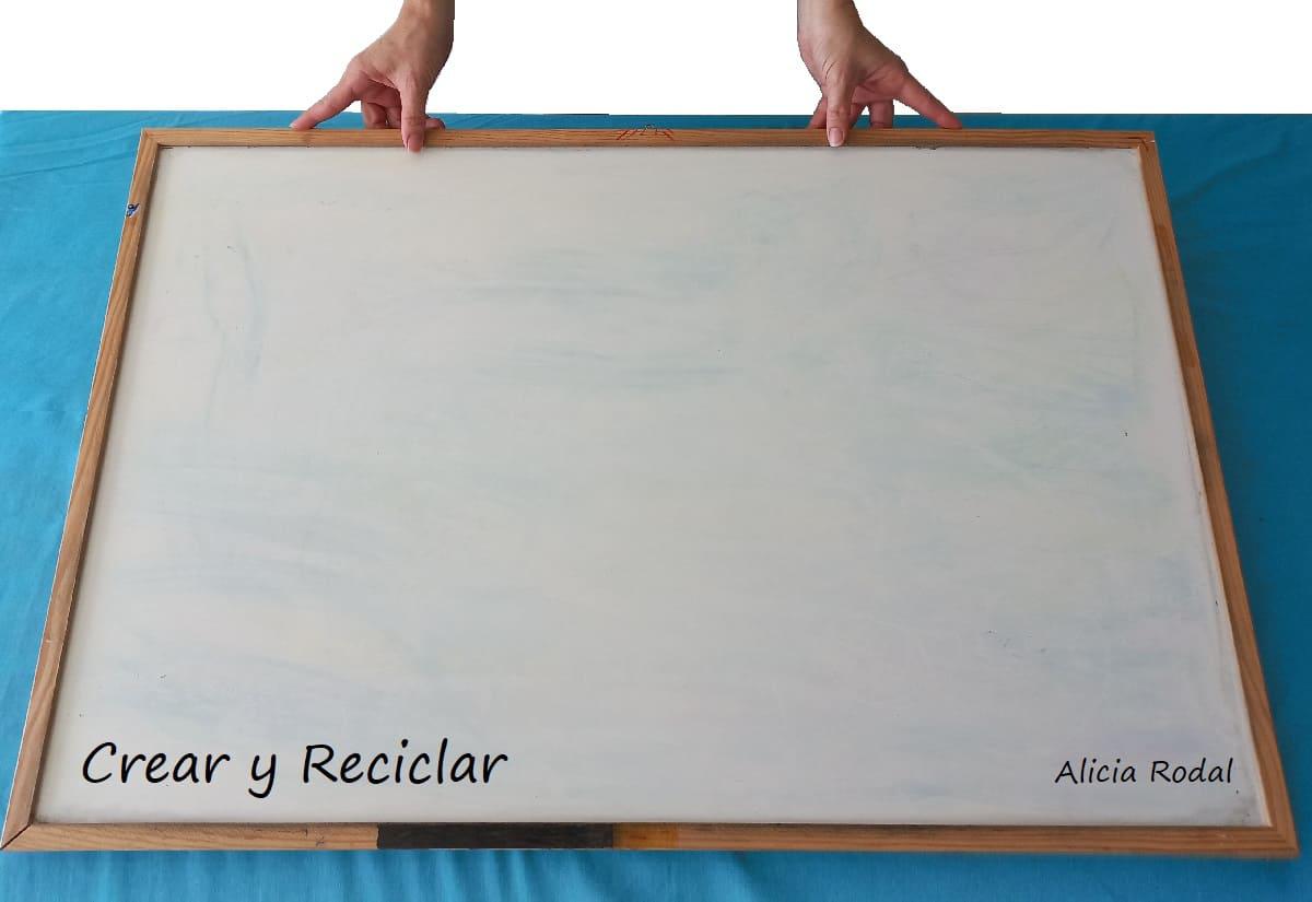 Mira lo que hice con un pizarrón viejo, una idea de bricolaje fácil para darle una segunda vida a una pizarra, pizarrón o tablero que estaba viejo y ya no servía. Eso es lo bueno del reciclaje y de las cosas hechas a mano, somos capaces de transformar algo inservible en otra cosa más útil.