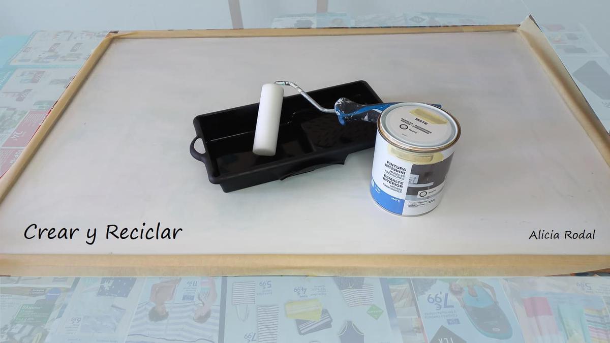 Mira lo que hice con un pizarrón viejo, una idea de bricolaje fácil para darle una segunda vida a una pizarra, pizarrón o tablero que estaba viejo y ya no servía. Eso es lo bueno del reciclaje y de las cosas hechas a mano, somos capaces de transformar algo inservible en otra cosa más útil.