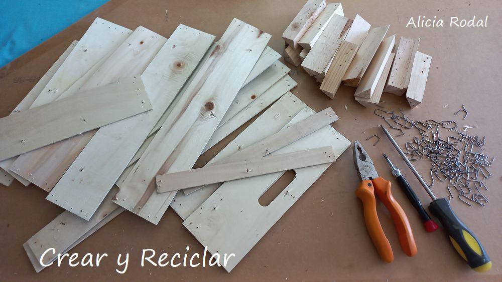Mira lo que hice con un pizarrón viejo, una idea de bricolaje fácil para darle una segunda vida a una pizarra, pizarrón o tablero que estaba viejo y ya no servía. Eso es lo bueno del reciclaje y de las cosas hechas a mano, somos capaces de transformar algo inservible en otra cosa más útil.
