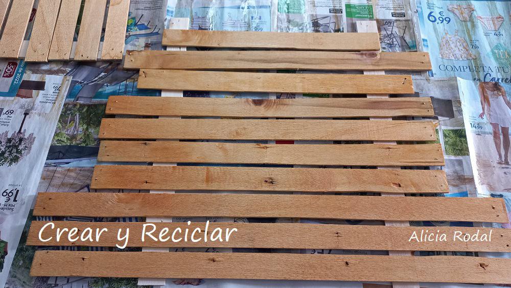 Mira lo que hice con un pizarrón viejo, una idea de bricolaje fácil para darle una segunda vida a una pizarra, pizarrón o tablero que estaba viejo y ya no servía. Eso es lo bueno del reciclaje y de las cosas hechas a mano, somos capaces de transformar algo inservible en otra cosa más útil.