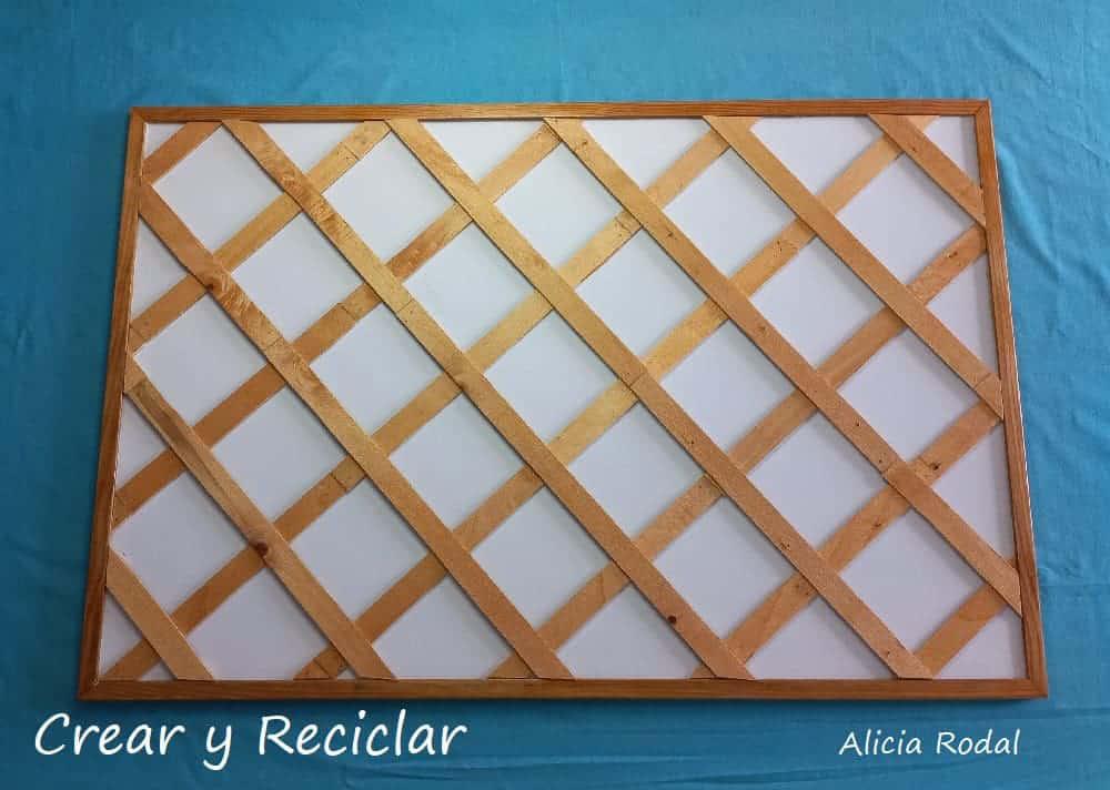 Mira lo que hice con un pizarrón viejo, una idea de bricolaje fácil para darle una segunda vida a una pizarra, pizarrón o tablero que estaba viejo y ya no servía. Eso es lo bueno del reciclaje y de las cosas hechas a mano, somos capaces de transformar algo inservible en otra cosa más útil.