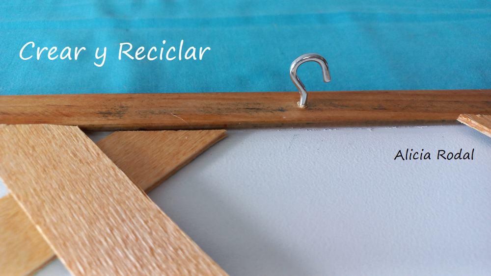 Mira lo que hice con un pizarrón viejo, una idea de bricolaje fácil para darle una segunda vida a una pizarra, pizarrón o tablero que estaba viejo y ya no servía. Eso es lo bueno del reciclaje y de las cosas hechas a mano, somos capaces de transformar algo inservible en otra cosa más útil.
