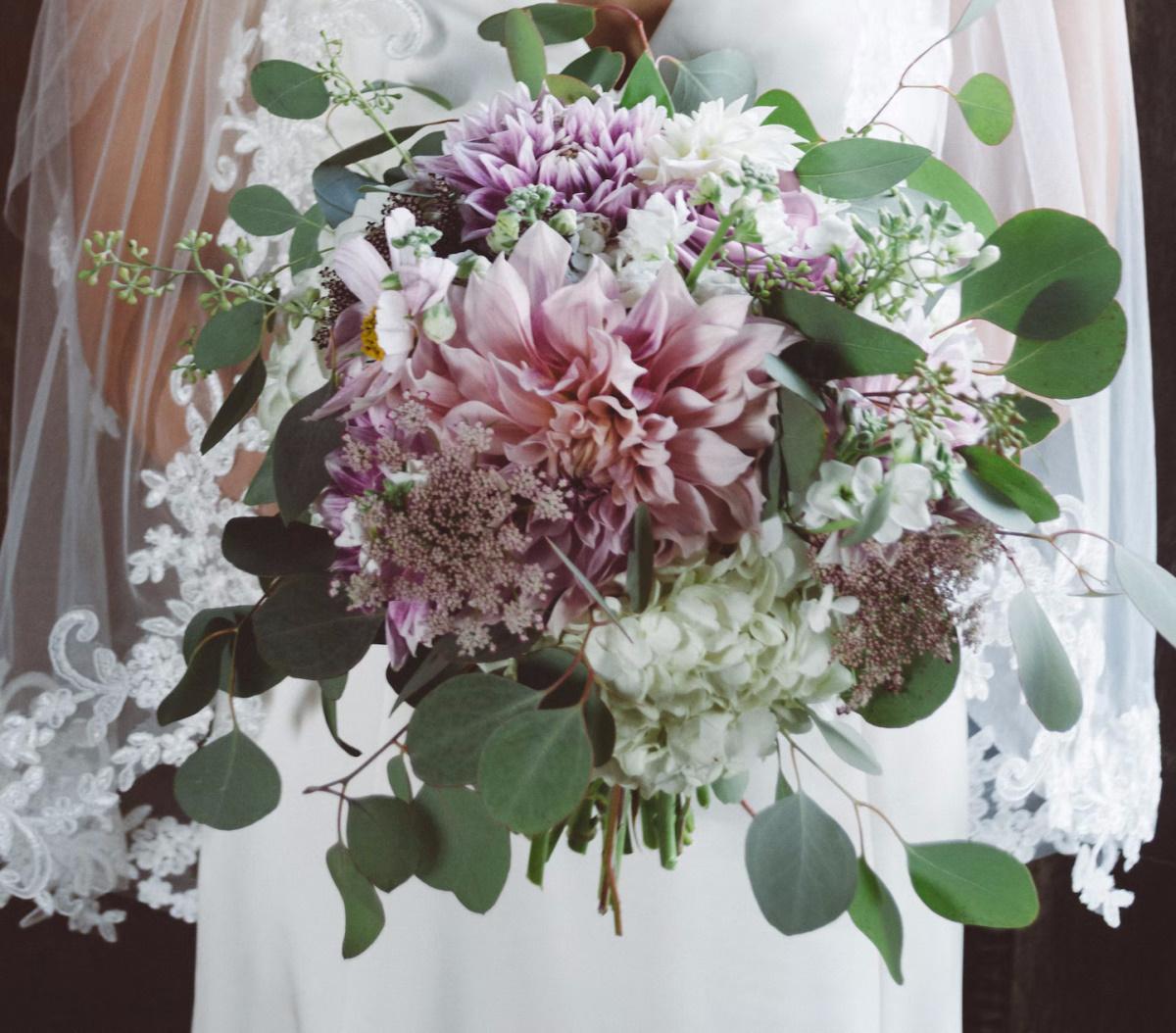 4 clases de flores que siempre triunfan en los ramos de novia de otoño 2