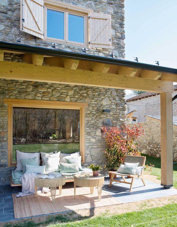 Fachadas de casas rústicas de piedra