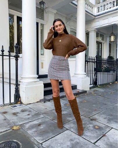 Outfits con botas largas cafés para recibir el otoño
