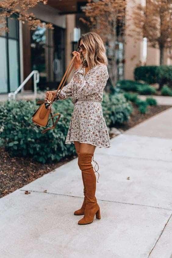 Outfits con vestidos cortos y botas largas cafés