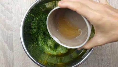 agregar vinagre a la salsa tzatziki