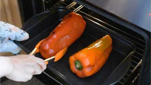 dar la vuelta a los pimientos asados