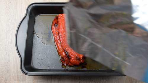 cubrir los pimientos asados con papel de aluminio para el muhammara