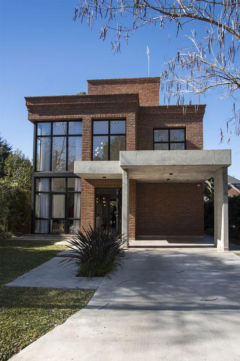 Casas de dos pisos con fachada de ladrillo