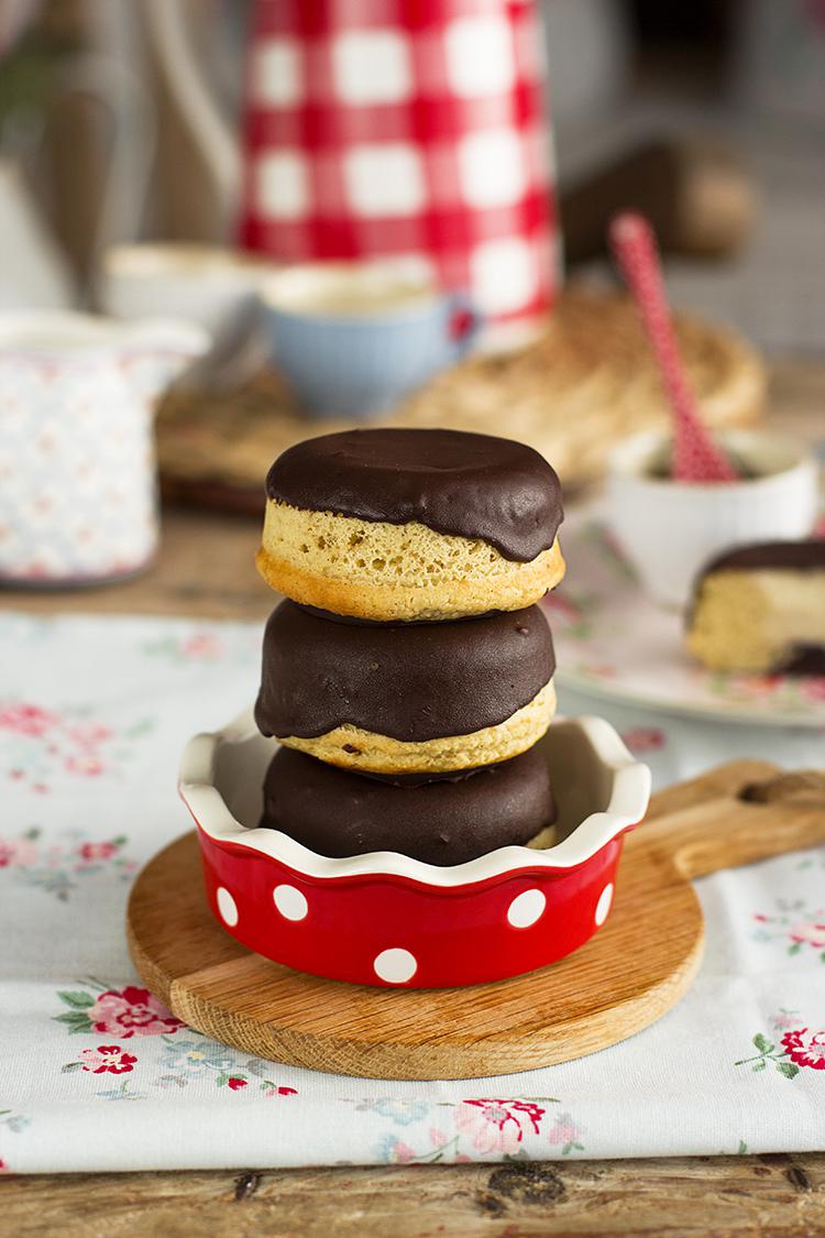 Berlinas Boston Cream saludables con crema pastelera y chocolate