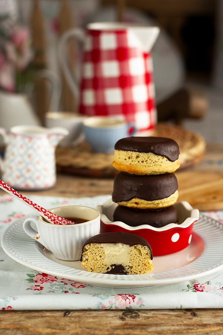 Berlinas Boston Cream saludables con crema pastelera y chocolate