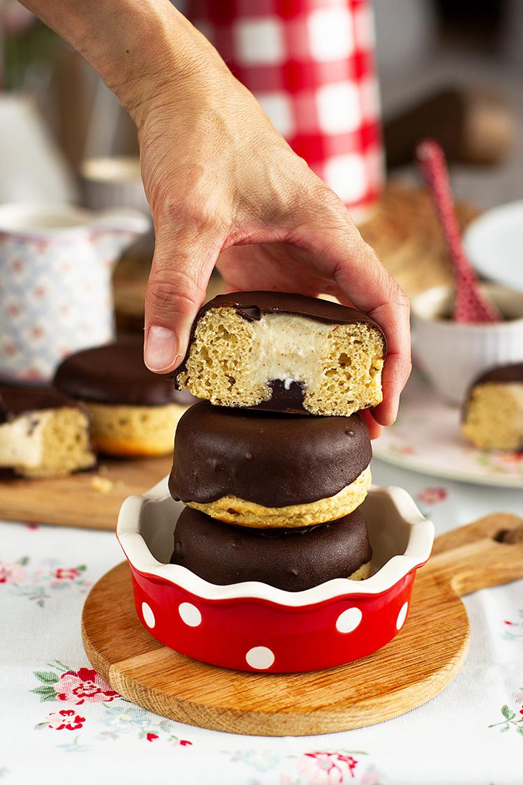 Berlinas Boston Cream saludables con crema pastelera y chocolate