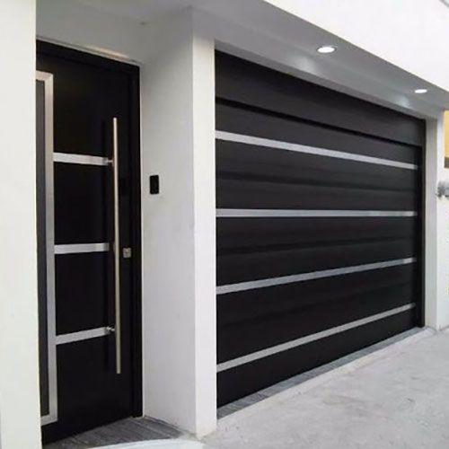 Casas con cocheras o portones negros