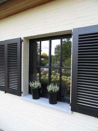 Diseños de casas con ventanales con marco negro