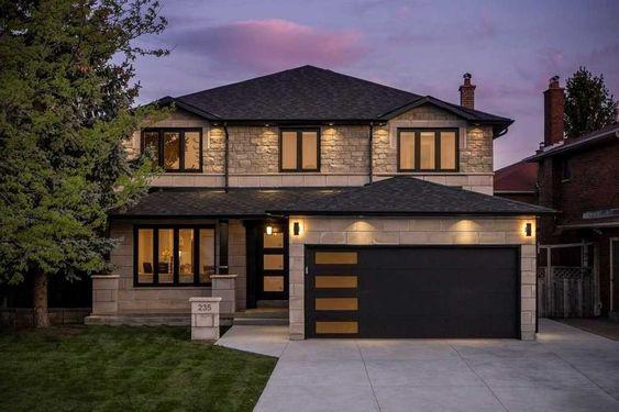 Casas con techo de teja en color negro