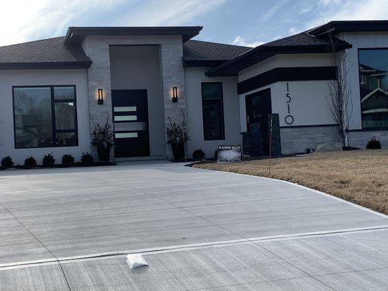 Casas con techo de teja en color negro