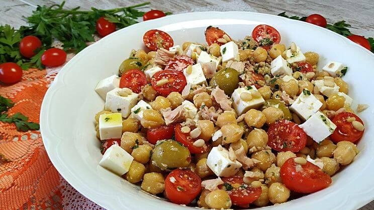 Ensalada de garbanzos con pesto de aromáticas