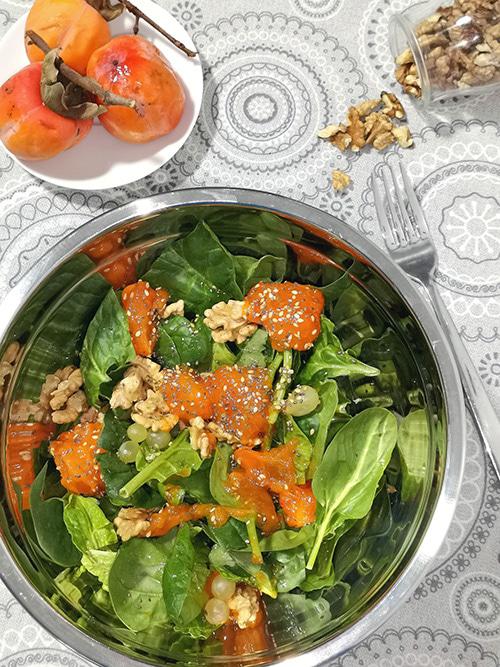 Ensalada de espinacas con caqui, nueces y uva