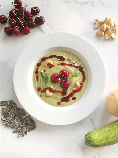 Crema vegana de calabacín y coulis de cereza - Plano cenital