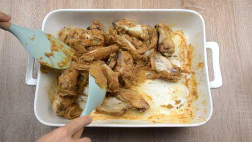 impregnar las alitas de Pollo con mi salsa secreta