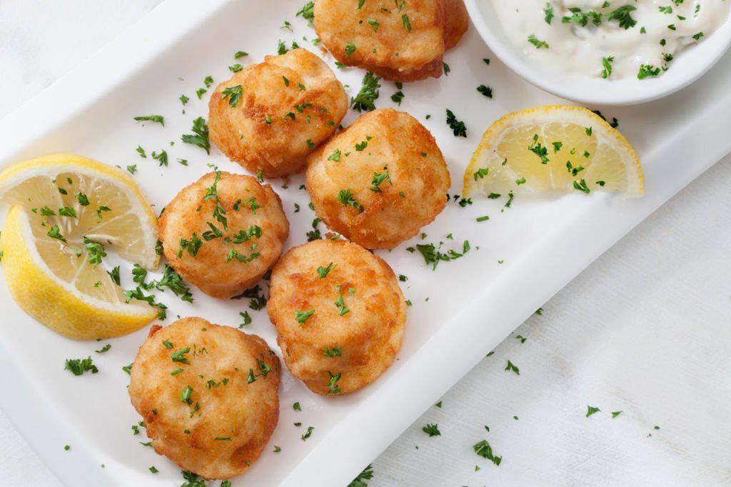 Buñuelos de pescado con salsa a las finas hierbas