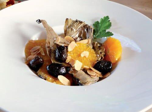Ensalada tibia de alcachofa, naranja y aceitunas