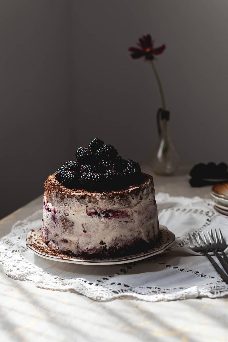 Tarta de moras con mermelada de moras y mascarpone
