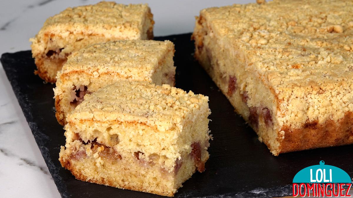 PASTEL CON FRUTA DE TEMPORADA ¡ESPONJOSO, TIERNO Y DELICIOSO! Este pastel en casa lo llamamos pastel de fruta con galletas, la mezcla de bizcocho jugoso, la fruta que da jugosidad y el sabor y toque de migas de galletas por encima hace que sea algo verdaderamente irresistible