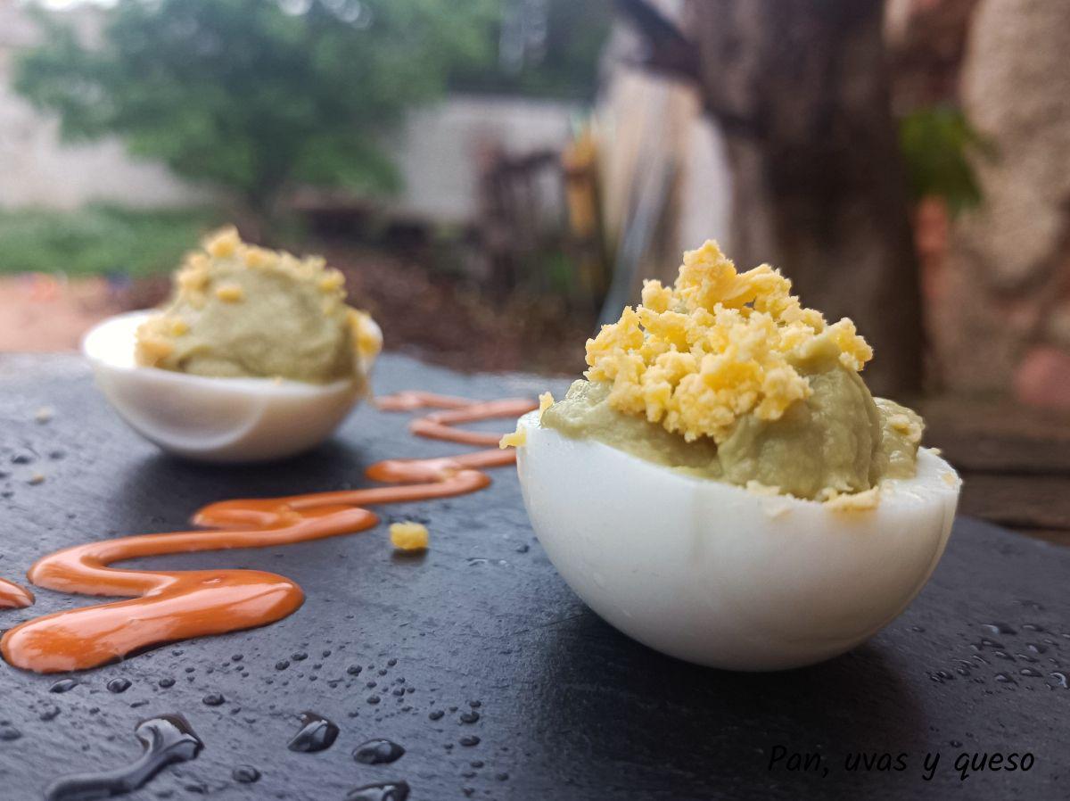 huevos rellenos aguacate - pan uvas y queso