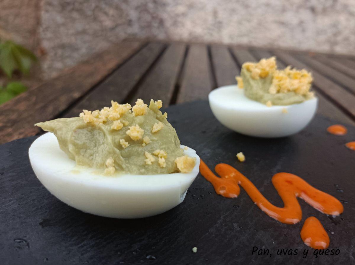 huevos rellenos aguacate - pan uvas y queso