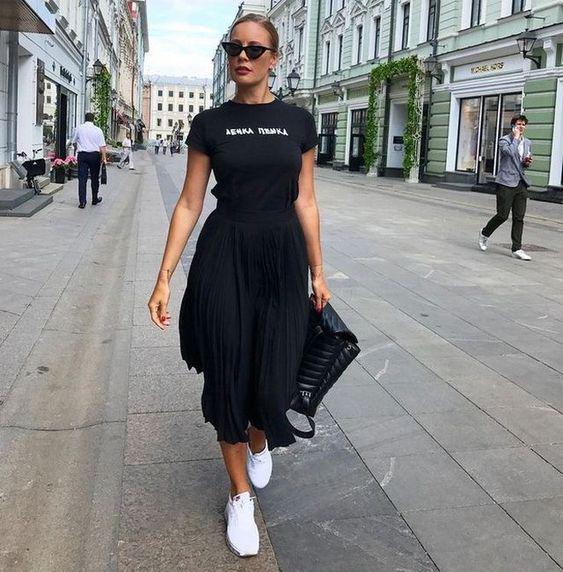 Looks con faldas midi y tenis