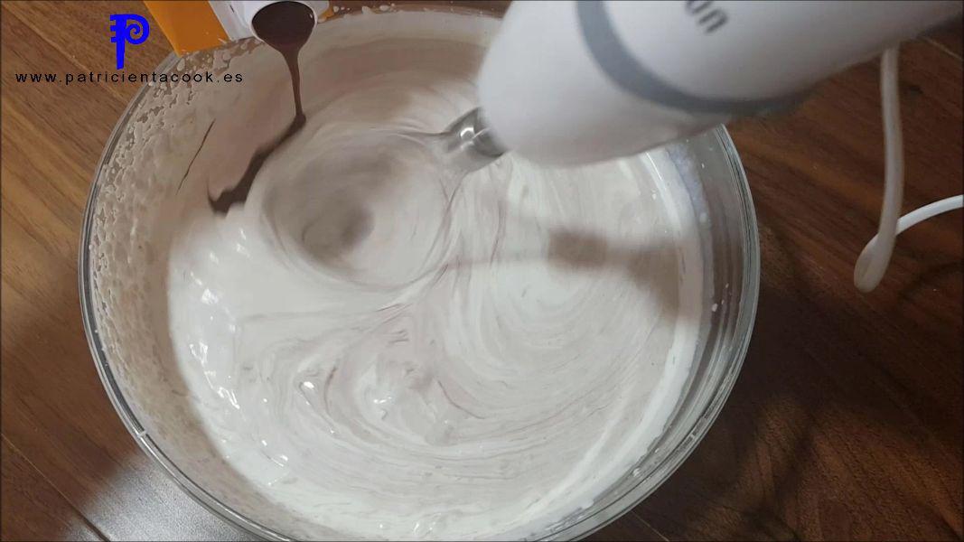 Helado de chocolate a la taza con heladera eléctrica