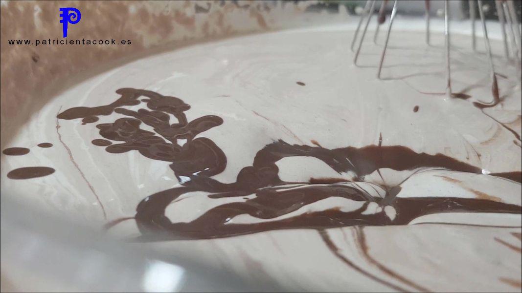 Helado de chocolate a la taza con heladera eléctrica