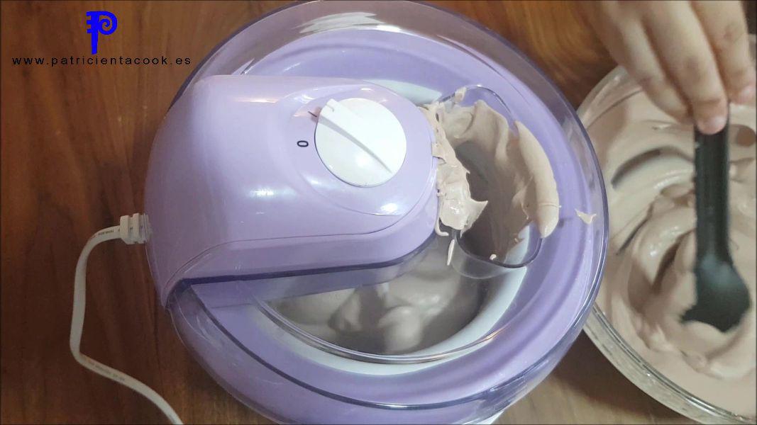 Helado de chocolate a la taza con heladera eléctrica