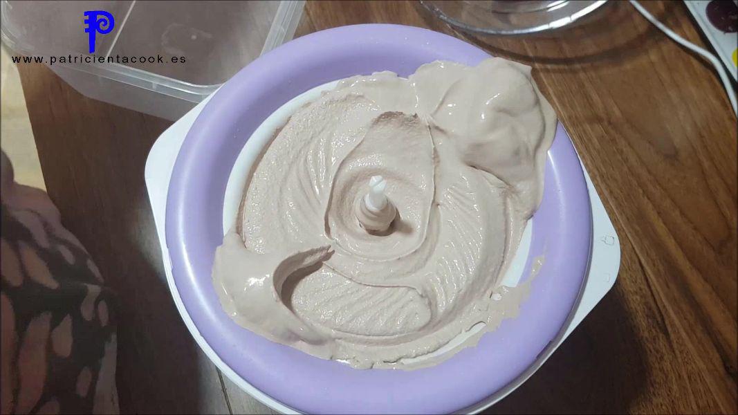 Helado de chocolate a la taza con heladera eléctrica