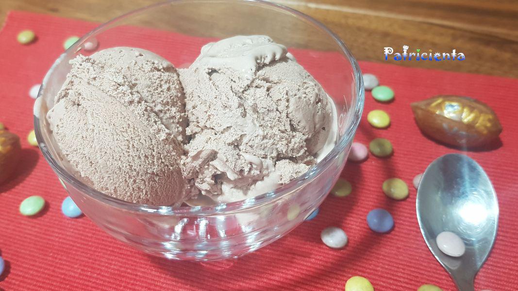 Helado de chocolate a la taza con heladera eléctrica