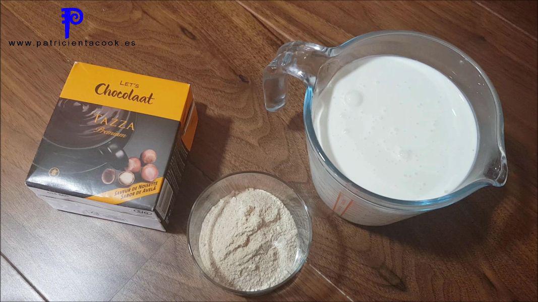 Helado de chocolate a la taza con heladera eléctrica