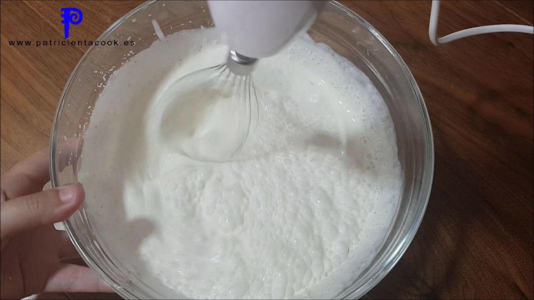 Helado de chocolate a la taza con heladera eléctrica