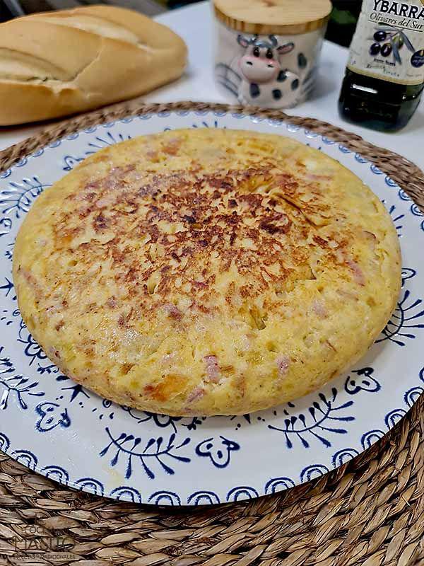 Receta de tortilla de patata con queso de cabra, bacón y puerro