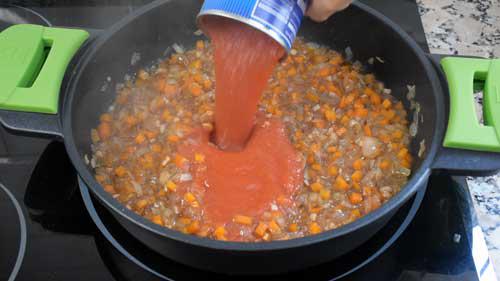 agregar tomate para la boloñesa vegetal 