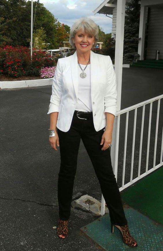 Ideas de outfits con pantalón negro y blazer blanco