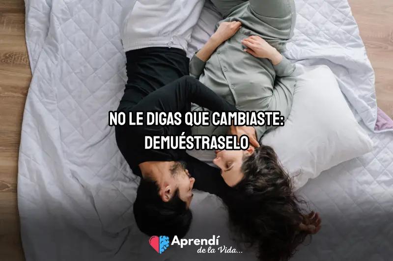 pareja acostados mirándose fijamente