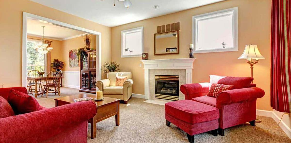 sofá rojo en salón elegante