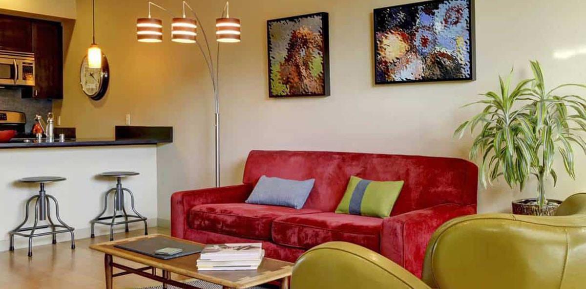 sofá rojo combinado con arte abstracto