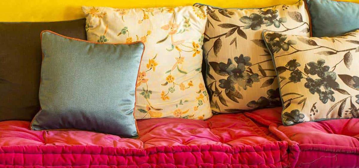 un sofá rojo con almohadones