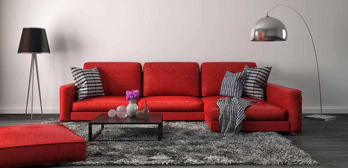 sofá rojo con lámparas de metal