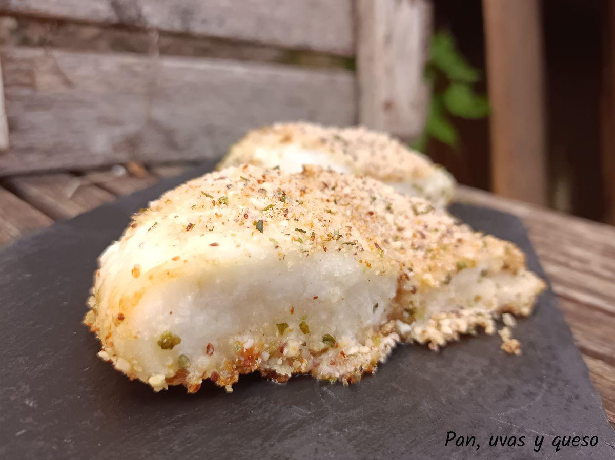 merluza con almendras - pan uvas y queso