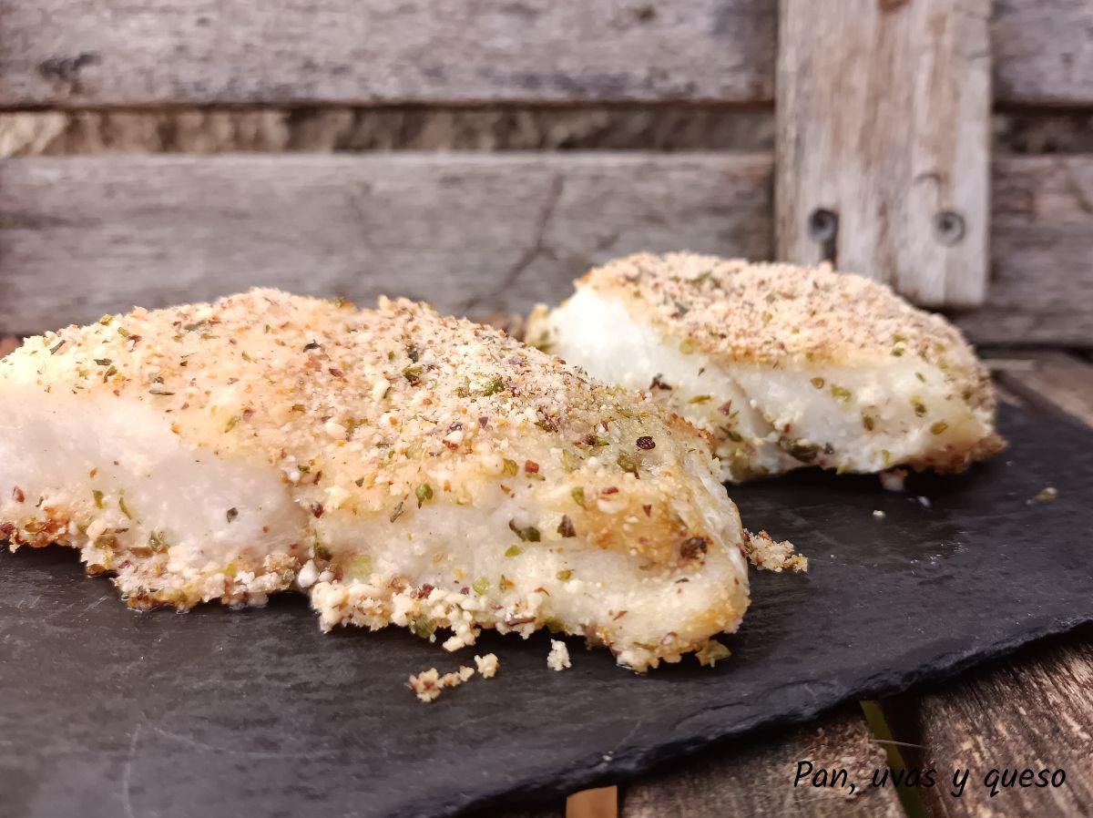 merluza con almendras - pan uvas y queso
